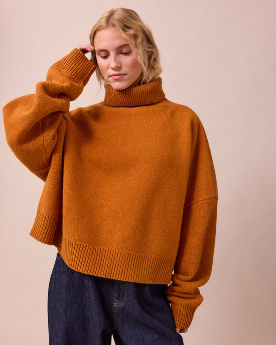 model wears ruth spice knitted jumper