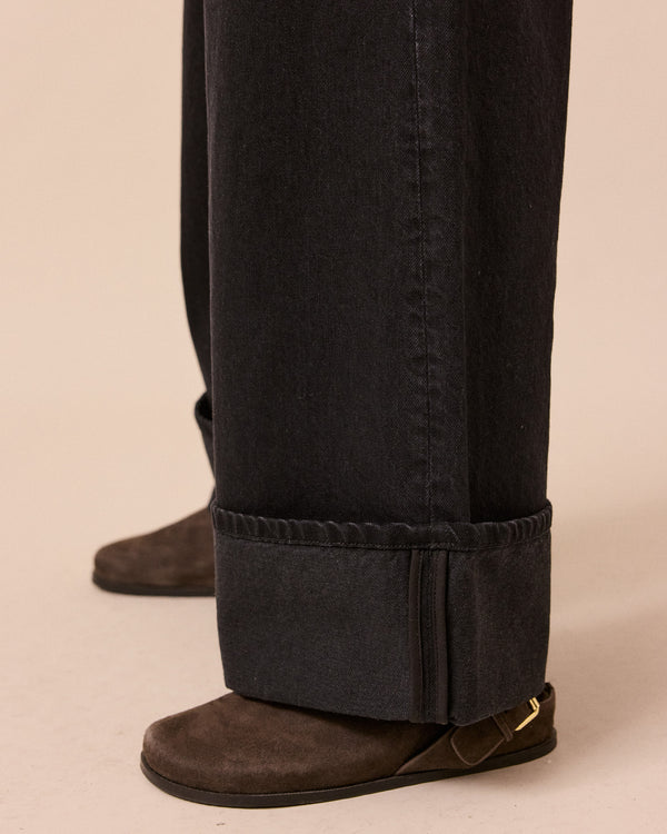 model wears teddi washed black denim jeans