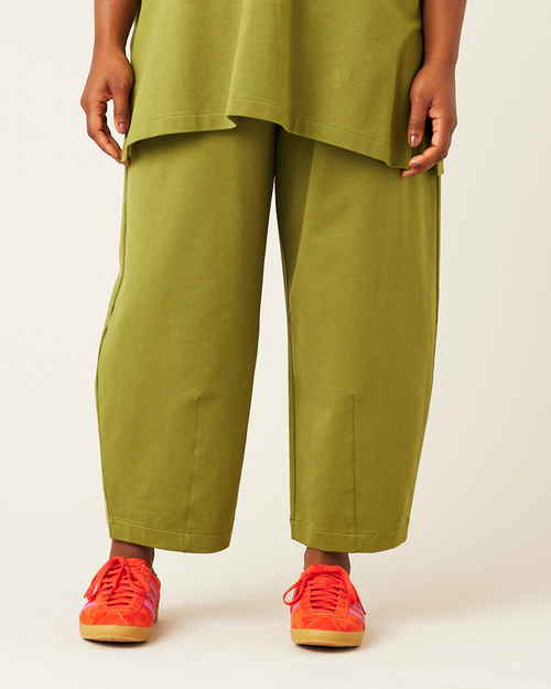 model wears moss green jersey huxley trousers front