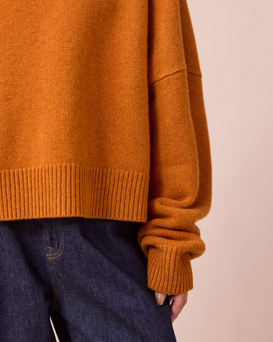 model wears ruth spice knitted jumper