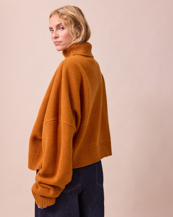 model wears ruth spice knitted jumper