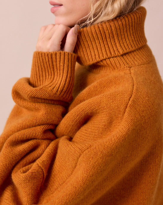 model wears ruth spice knitted jumper