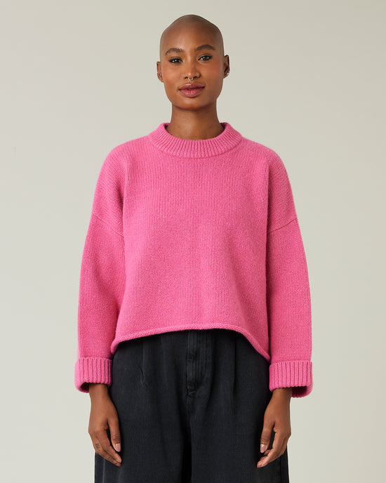 model wear pink knitted coco jumper