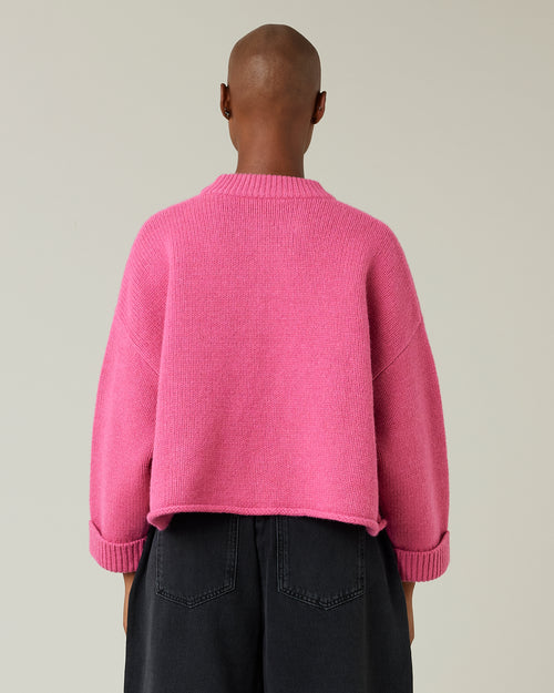 model wear pink knitted coco jumper