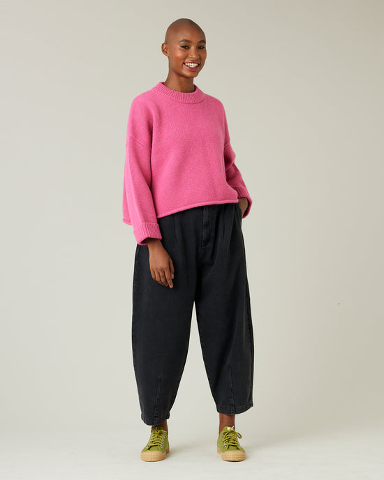 model wear pink knitted coco jumper