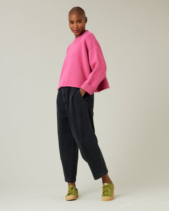 model wear pink knitted coco jumper