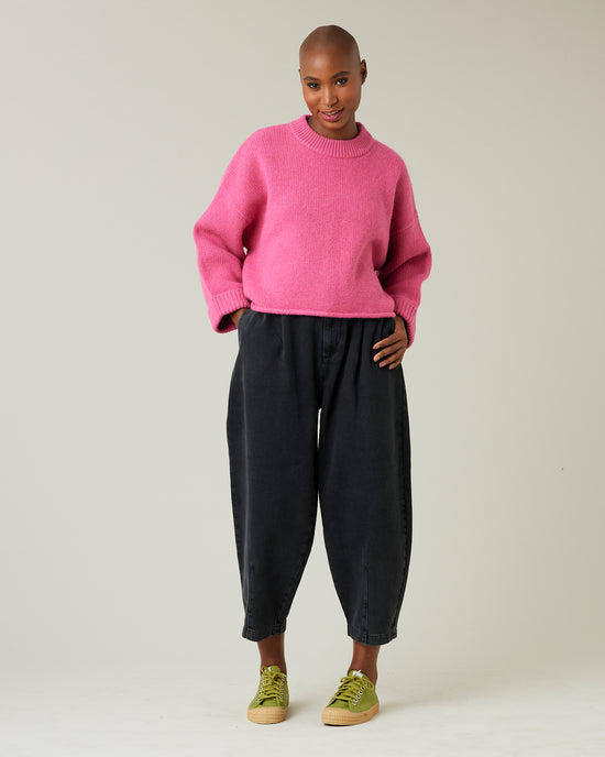 model wear pink knitted coco jumper