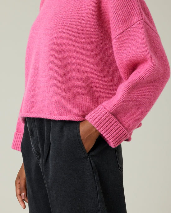 model wear pink knitted coco jumper