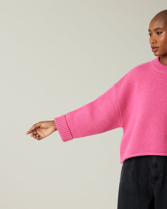 model wear pink knitted coco jumper