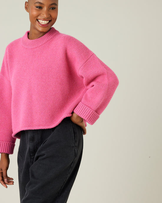 model wear pink knitted coco jumper