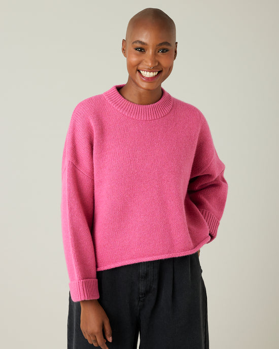 model wear pink knitted coco jumper