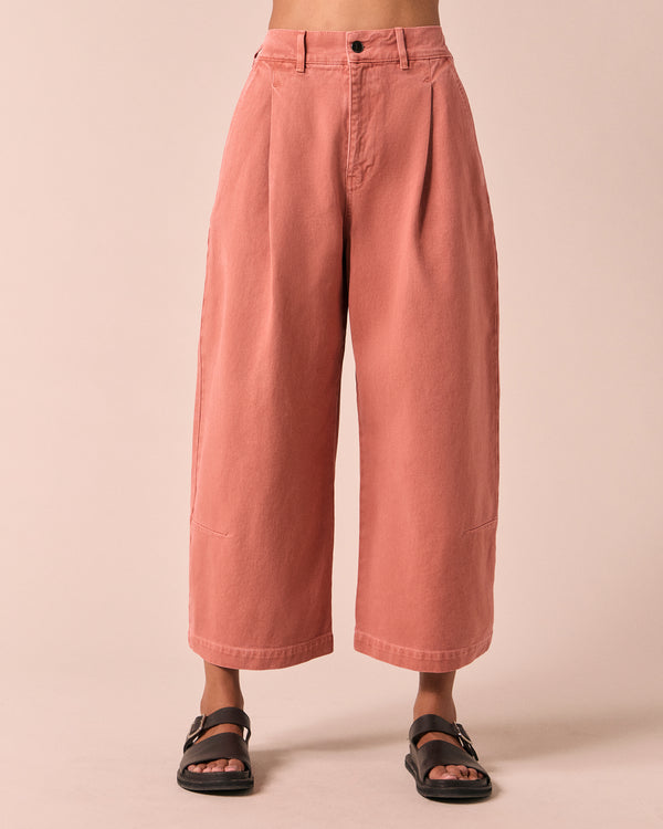 model wears bonnie clay pink denim jeans front