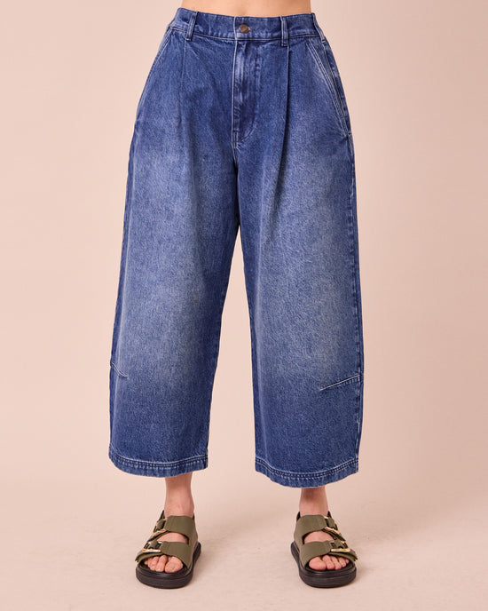 model wears bonnie mid blue denim jeans right