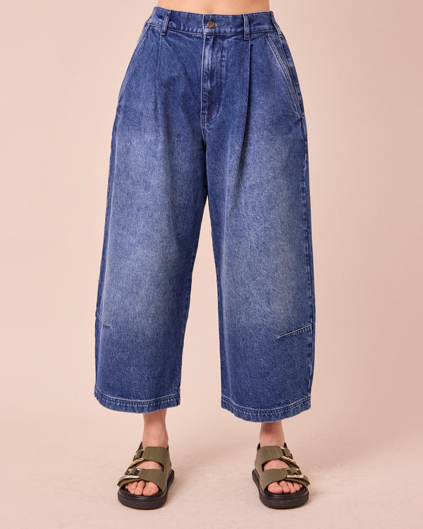 model wears bonnie mid blue denim jeans right