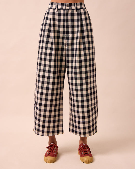 model wears bonnie black and white denim jeans front