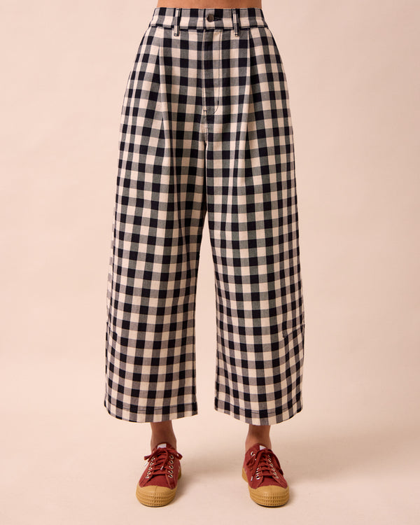 model wears bonnie black and white denim jeans front