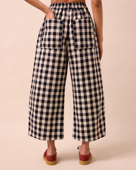 model wears bonnie black and white denim jeans back