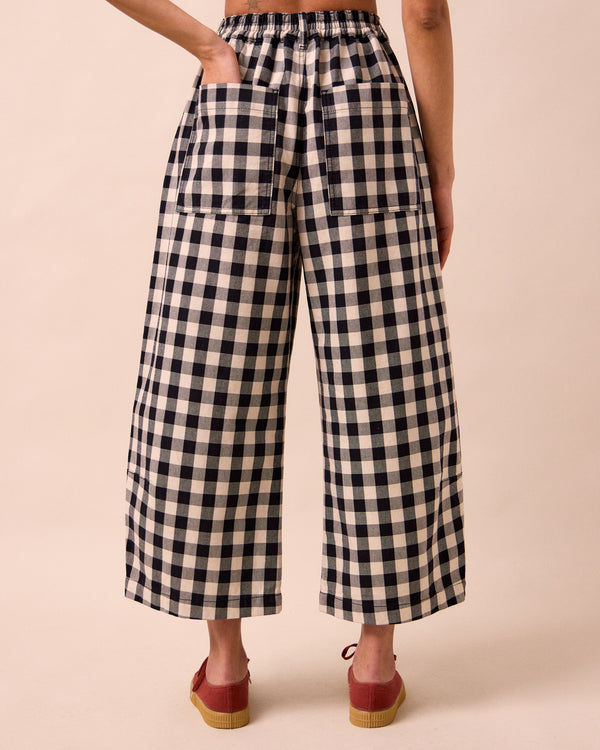 model wears bonnie black and white denim jeans back