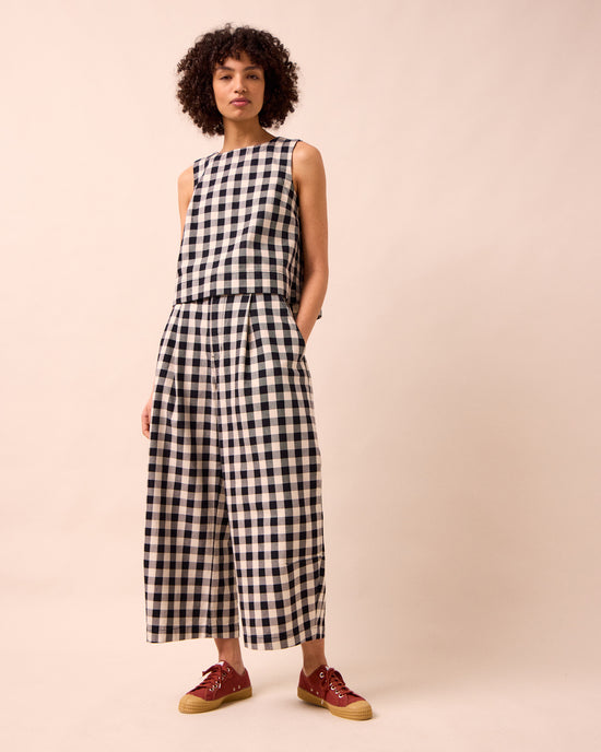 model wears bonnie black and white denim jeans right