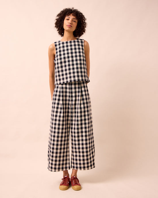 model wears bonnie black and white denim jeans left