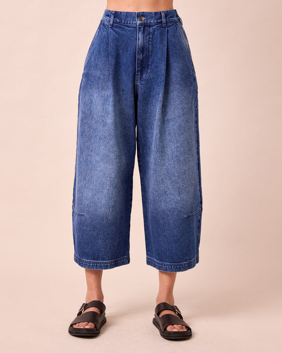 model wears bonnie mid blue denim jeans front