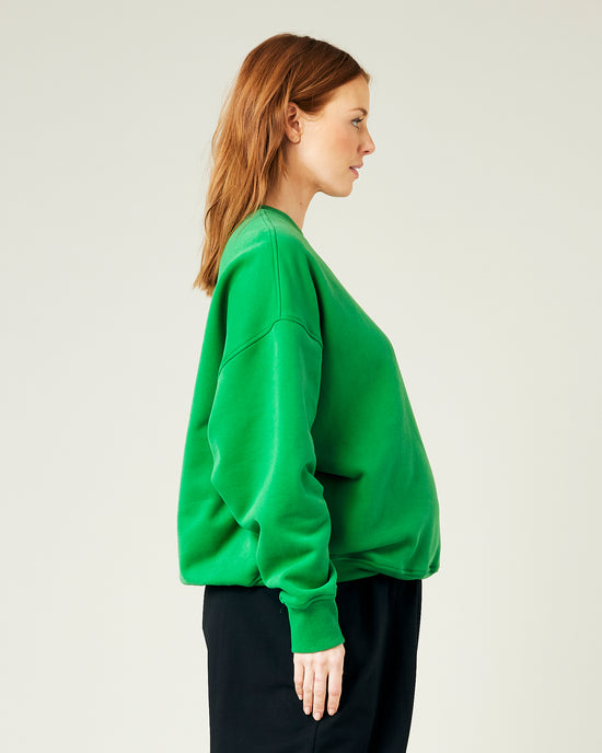 pregnant model wears juniper green jersey riley jumper