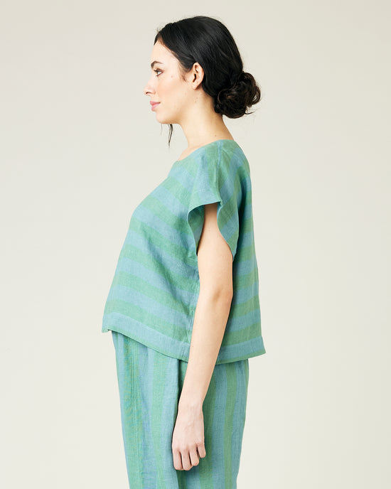 pregnant model wears ocean stripe linen polly top