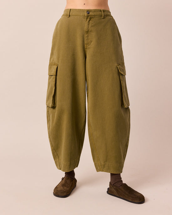 model wears claudie bronzed hay denim jeans front