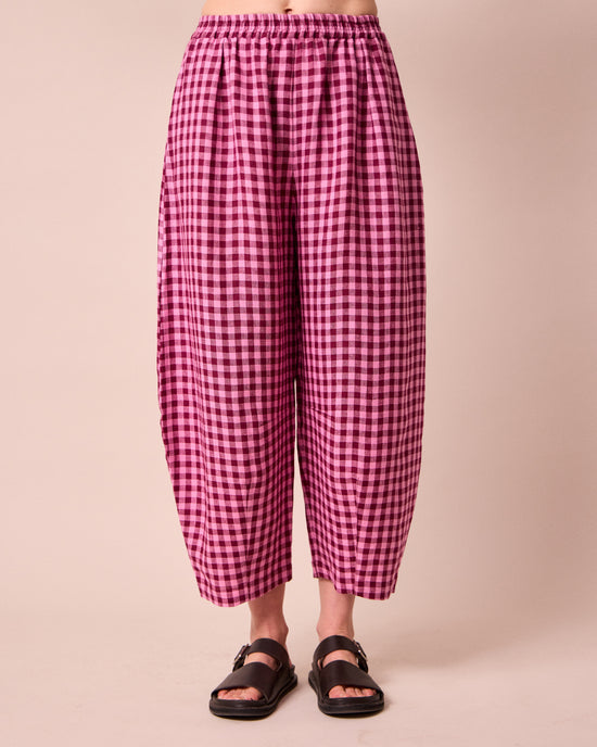 model wear daisy summer berry gingham trousers front