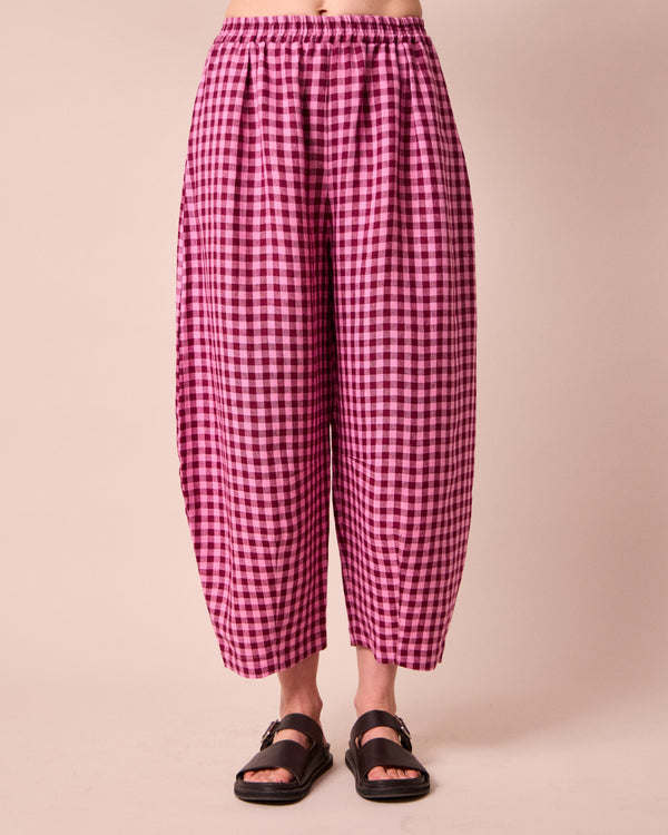 model wear daisy summer berry gingham trousers front