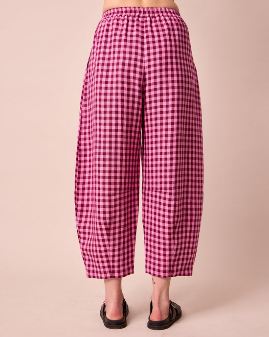 model wear daisy summer berry gingham trousers back