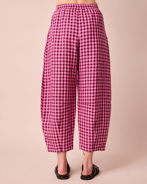model wear daisy summer berry gingham trousers back
