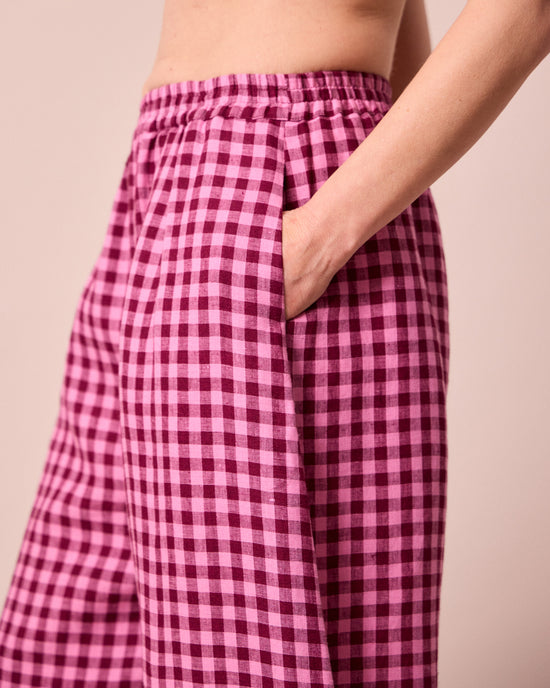model wear daisy summer berry gingham trousers