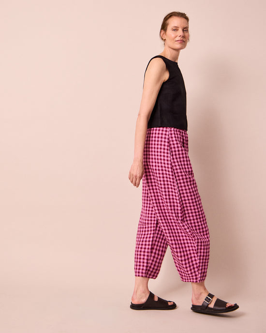 model wear daisy summer berry gingham trousers right