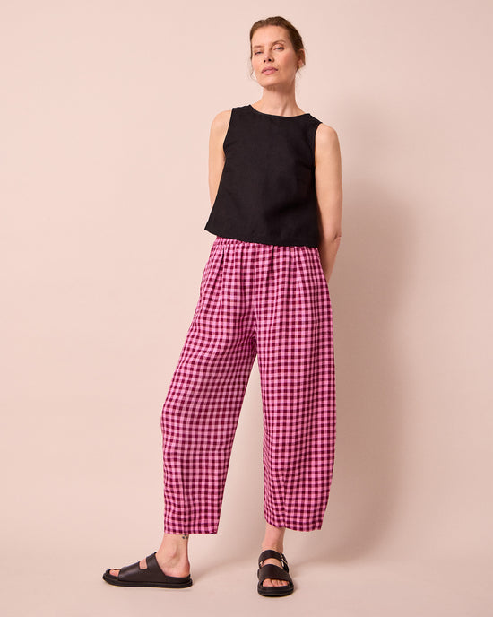 model wear daisy summer berry gingham trousers left