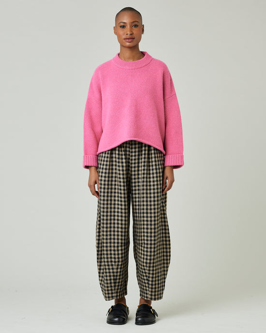 model wears coffee gingham daisy trousers 