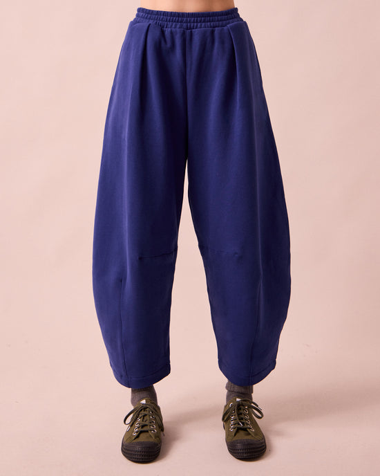 model wears daisy french blue fleeceback jersey trousers front