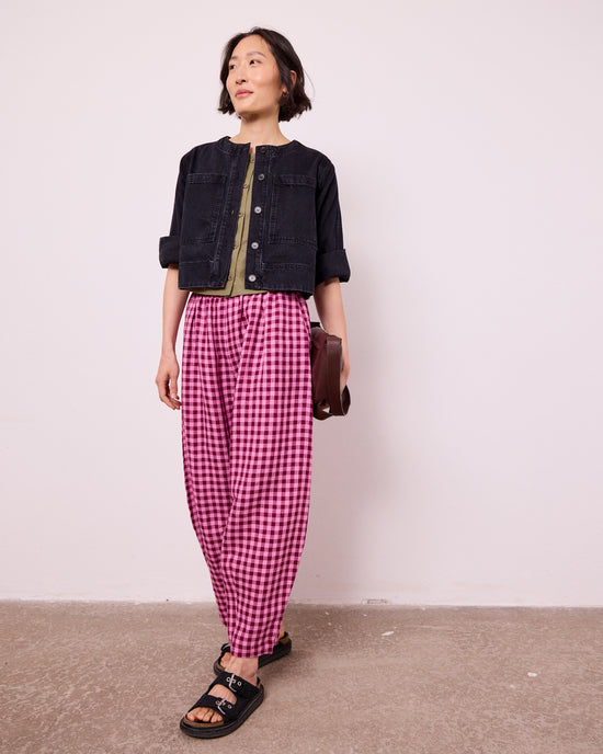 model wear daisy summer berry gingham trousers
