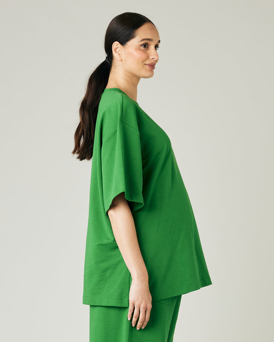 pregnant model wears juniper green jersey jude top