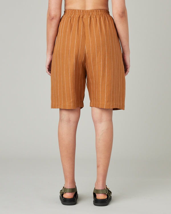 pregnant model wears honey stripe liv linen shorts