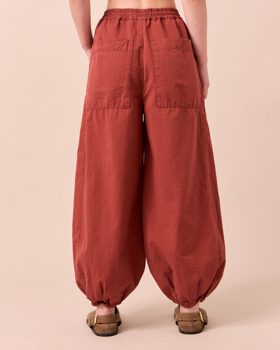 model wears logan brick cotton linen slub trousers back