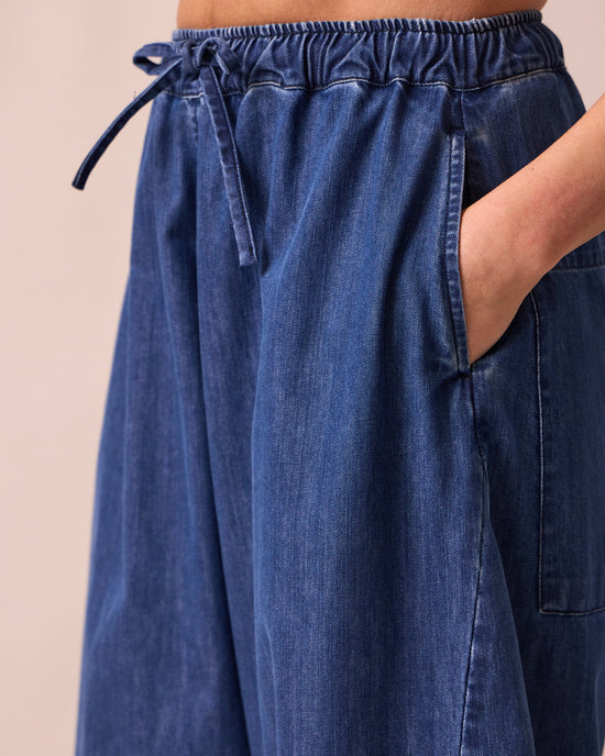 model wears mathilde mid blue denim jeans detail