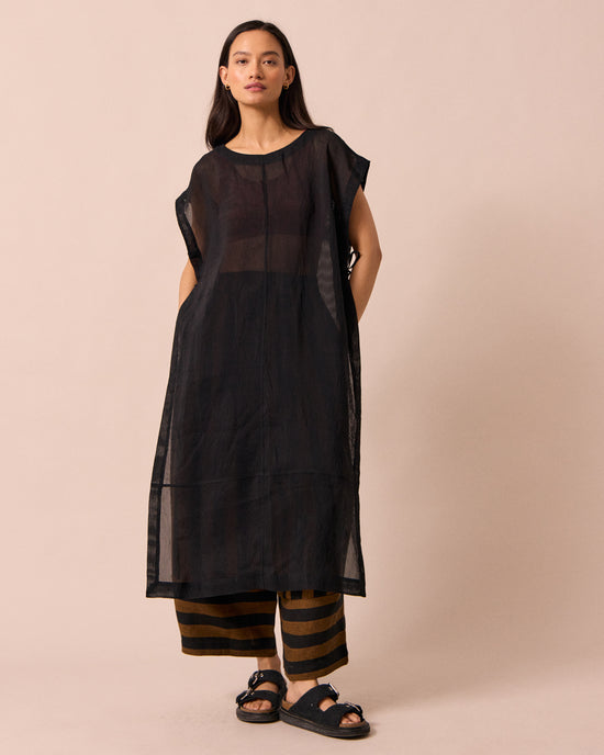 model wears payton black dress 