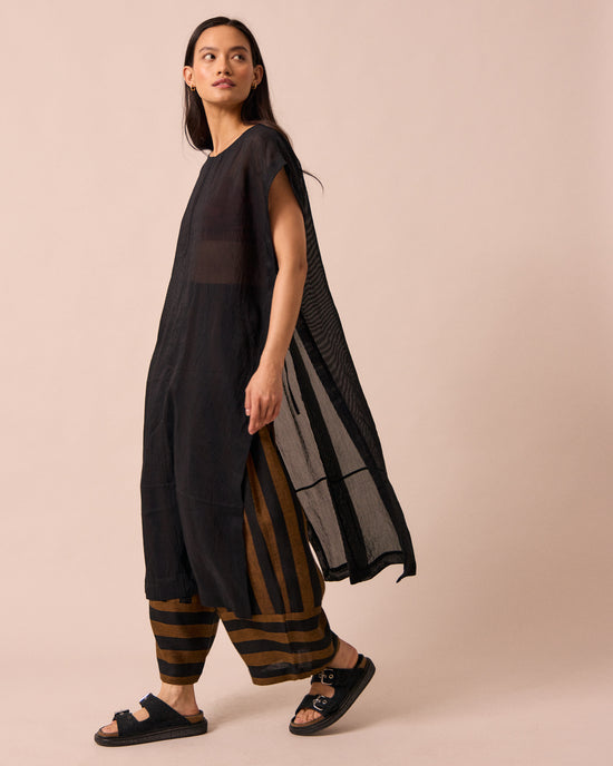 model wears payton black dress 