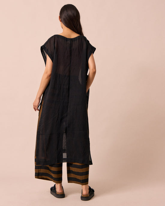 model wears payton black dress 