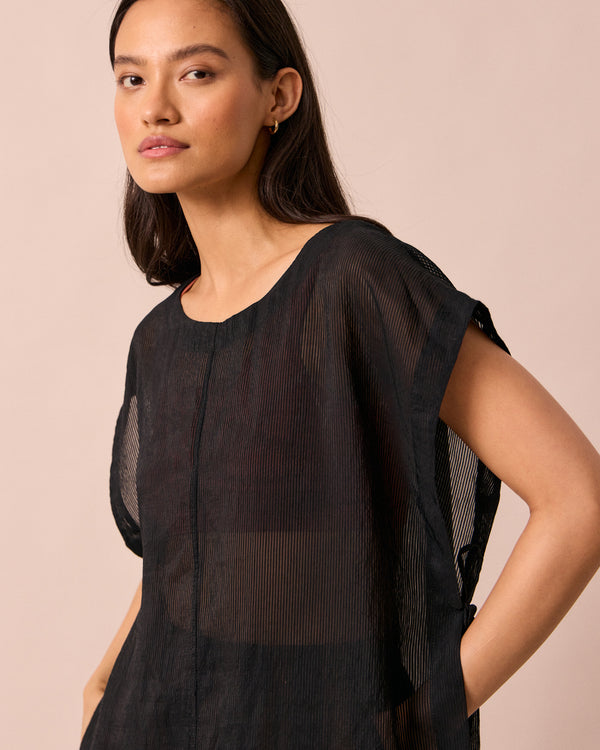 model wears payton black dress 