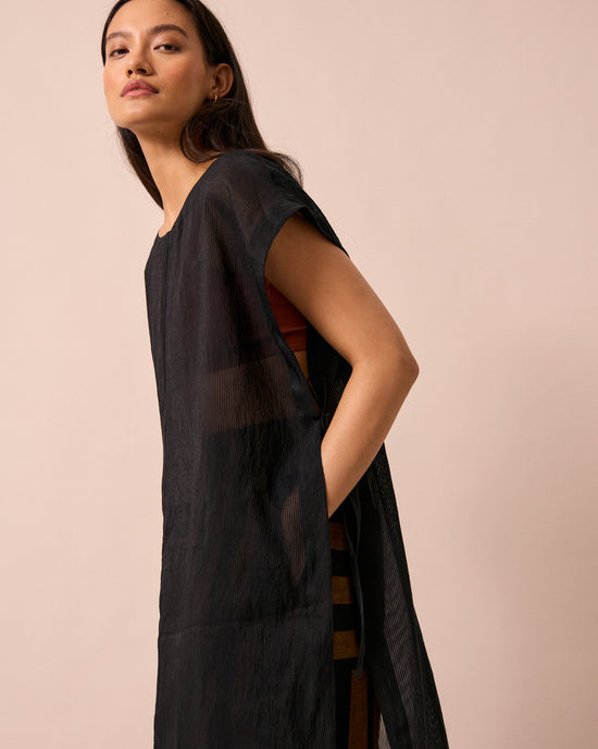 model wears payton black dress 