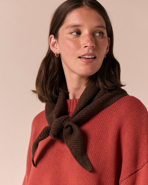 model wears ribbed knitted walnut neckerchief