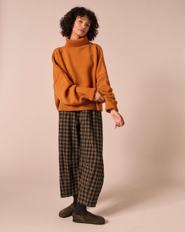 model wears ruth pumpkin spice knitted jumper