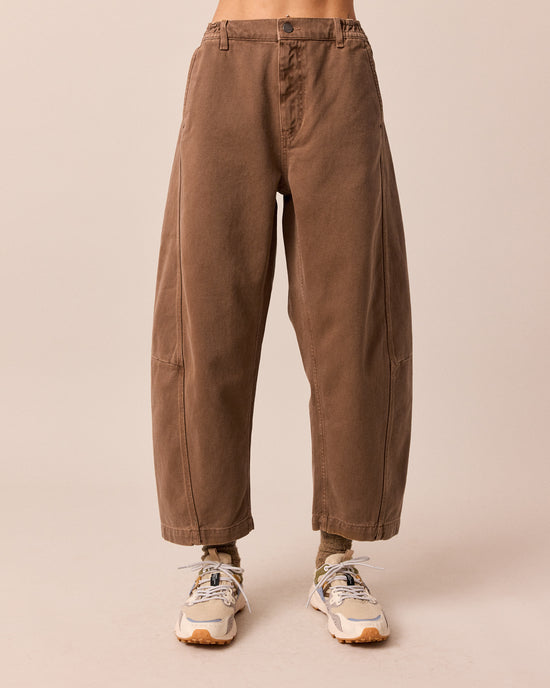model wear tori caramel trousers front